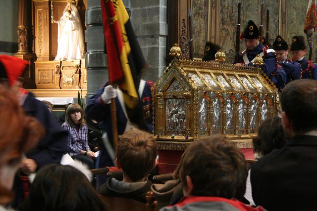 IMG_1215.JPG - tous les marcheurs font le tour de l'église au son des fifre et tambours,  pour honorer les reliques
